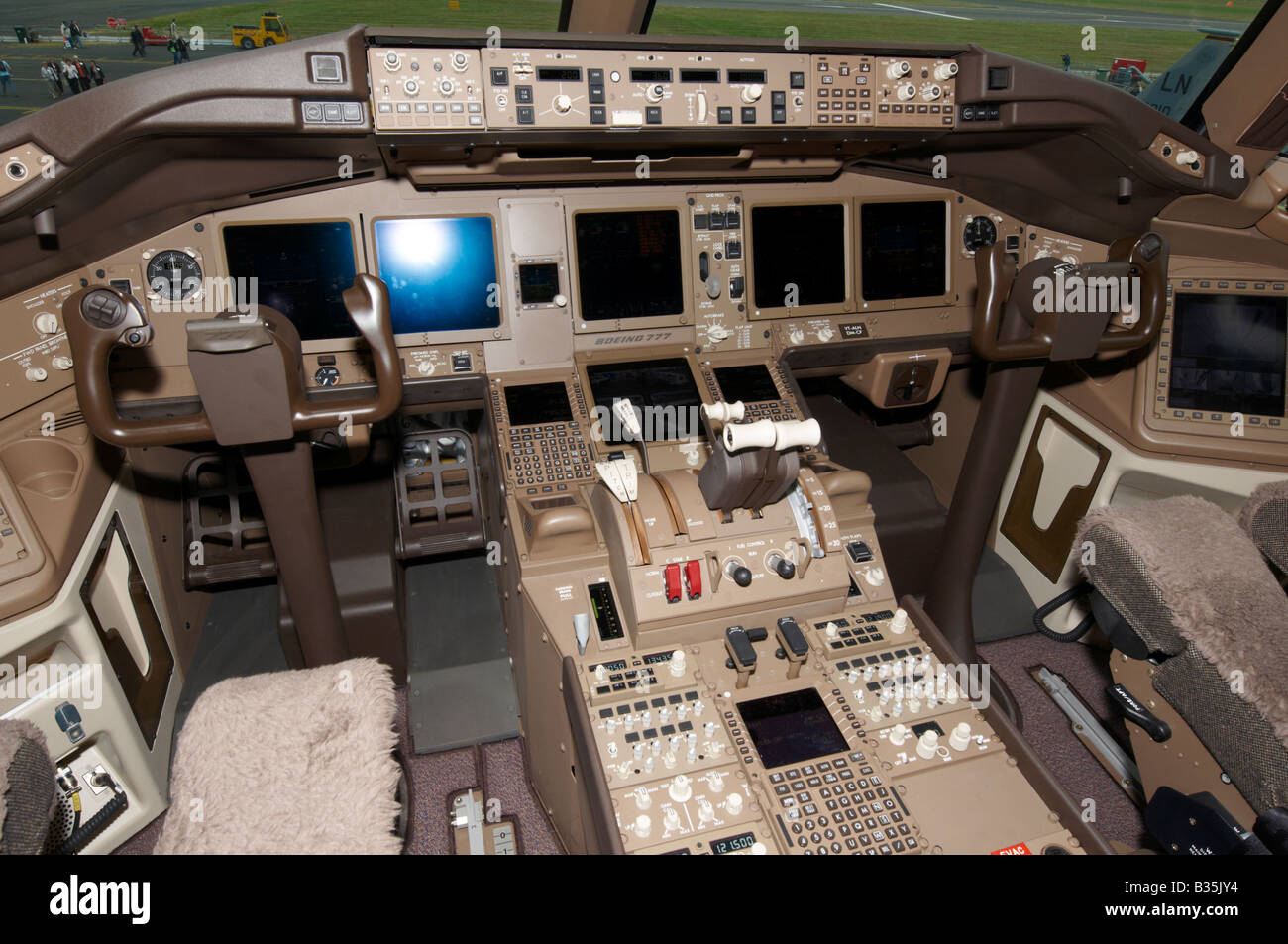 Boeing 777 200 Cockpit