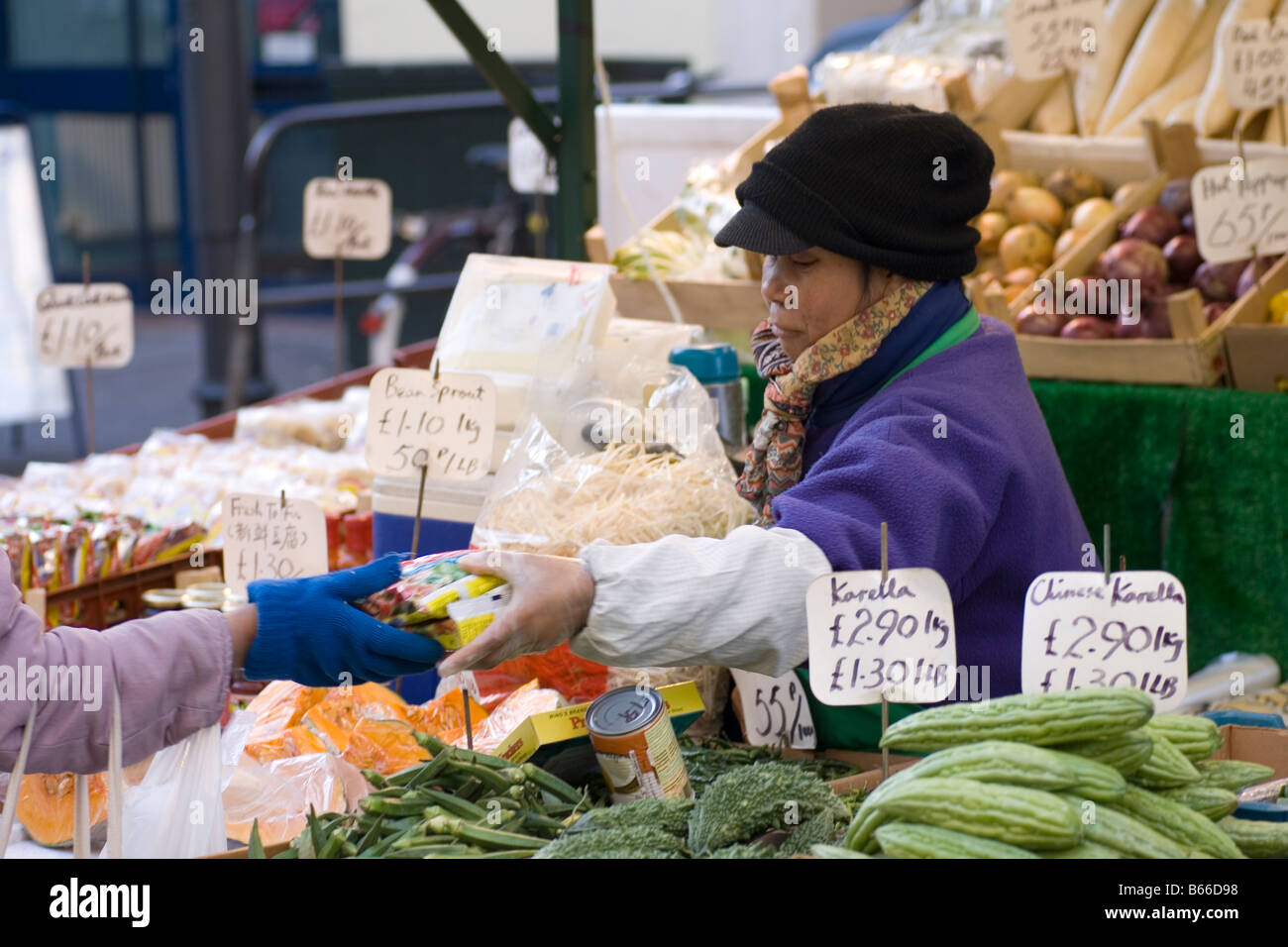 Shoppers buy fruit and veg at Croydon's Surrey Street Market Stock Photo