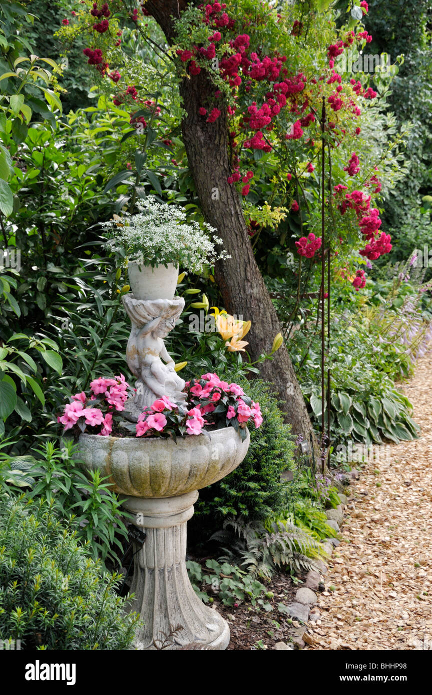 Spurge (Euphorbia hypericifolia 'Diamond Frost') and buzy Lizzie (Impatiens walleriana) in a fountain. Design: Marianne and Detlef Lüdke Stock Photo