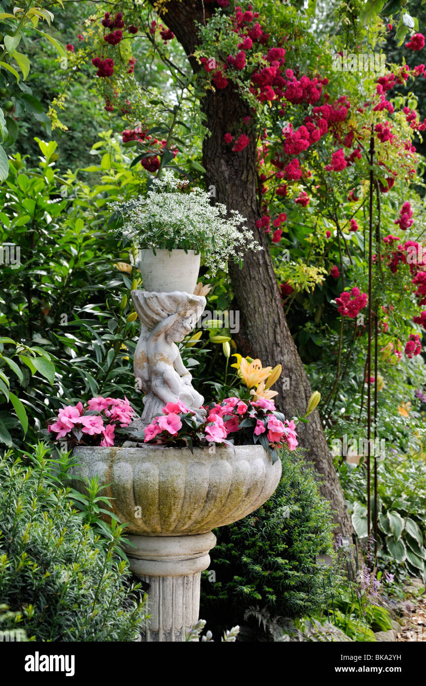 Spurge (Euphorbia hypericifolia 'Diamond Frost') and buzy Lizzie (Impatiens walleriana) in a fountain. Design: Marianne and Detlef Lüdke Stock Photo