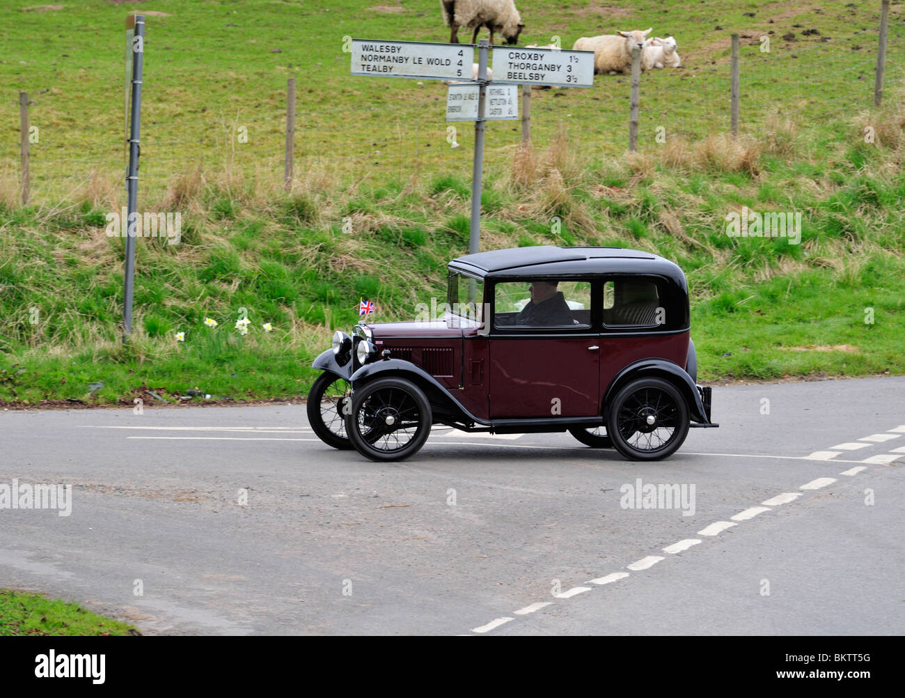 1933 AUSTIN SEVEN SALOON RP. VINTAGE CARS. ON THE OPEN ROAD. Stock Photo