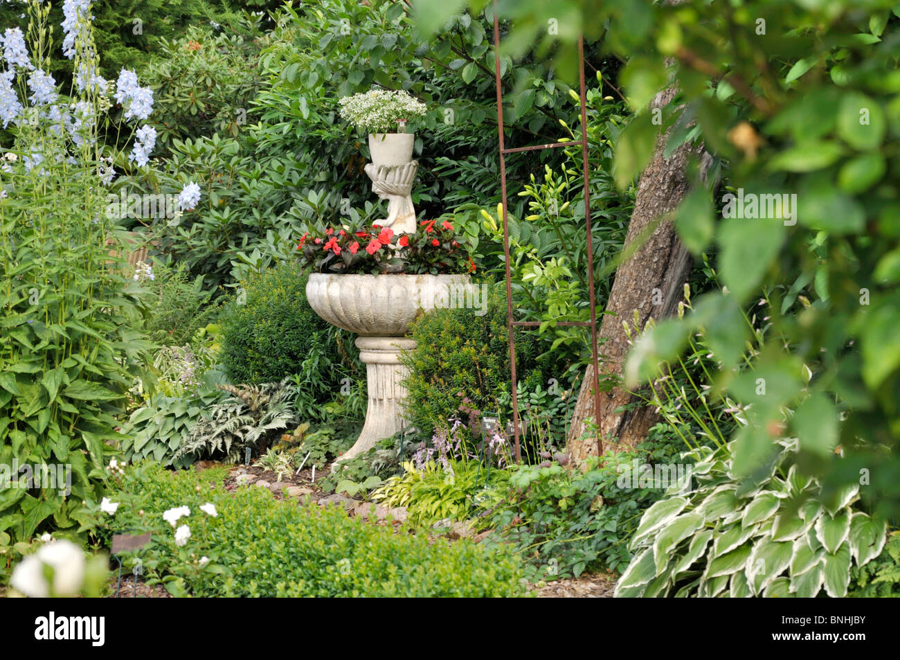 Spurge (Euphorbia hypericifolia 'Diamond Frost') and buzy Lizzie (Impatiens walleriana) in a fountain. Design: Marianne and Detlef Lüdke Stock Photo