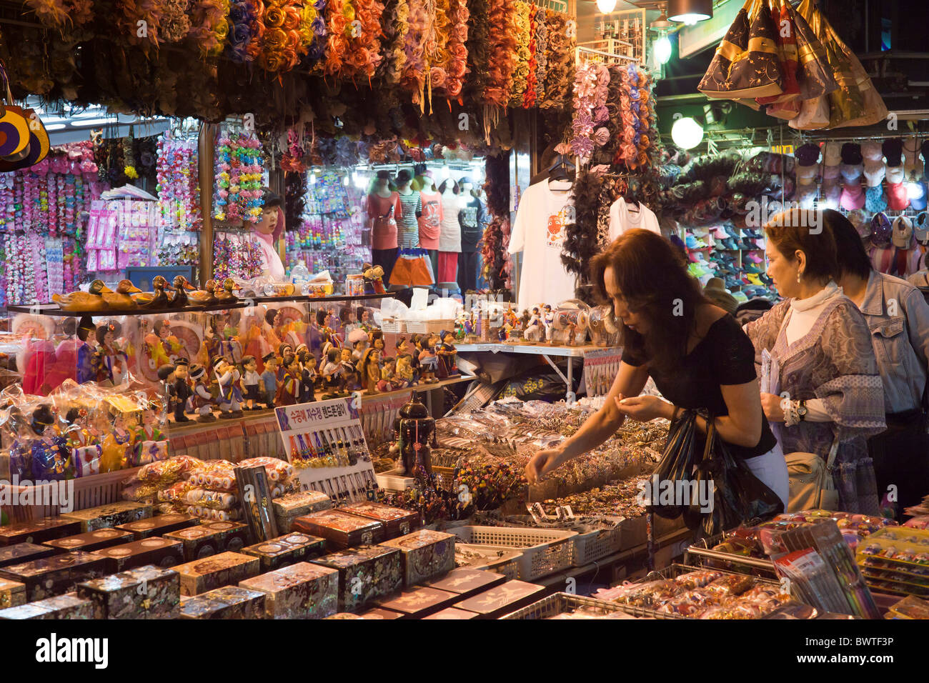 Shopping at night in Myungdong district in Seoul South Korea. JMH3957 Stock Photo