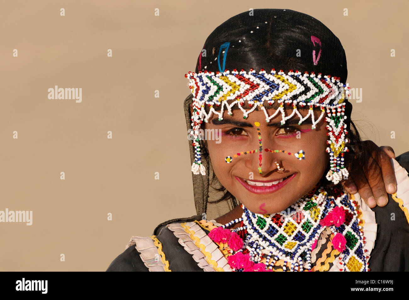 Portrait of a young Indian girl on the sand dunes at Sam, Thar Desert, Rajasthan, North India, Asia Stock Photo