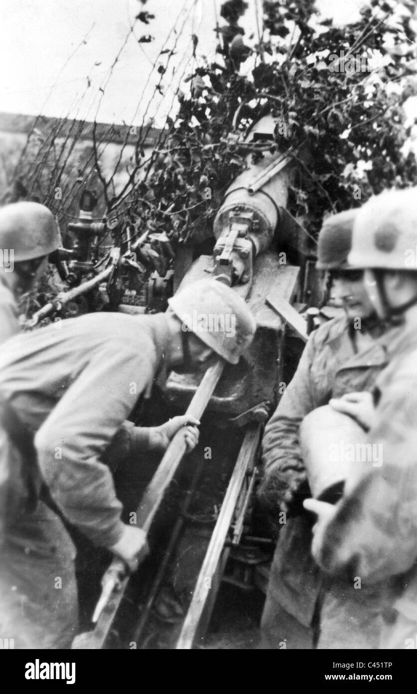 German paratroopers load an artillery gun in Italy, 1944 Stock Photo