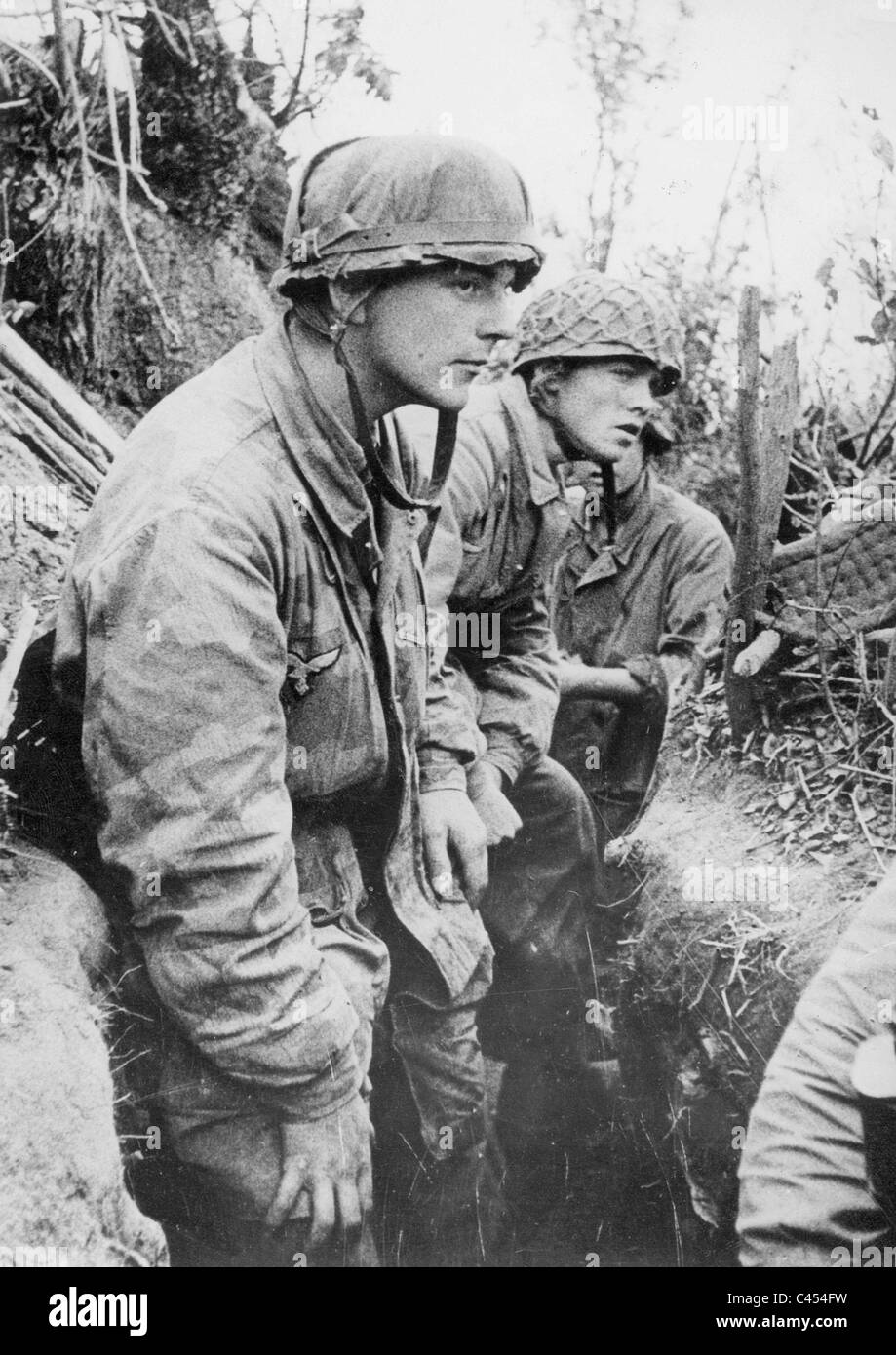 German paratroopers during a break in the fighting in Italy, 1944 Stock Photo