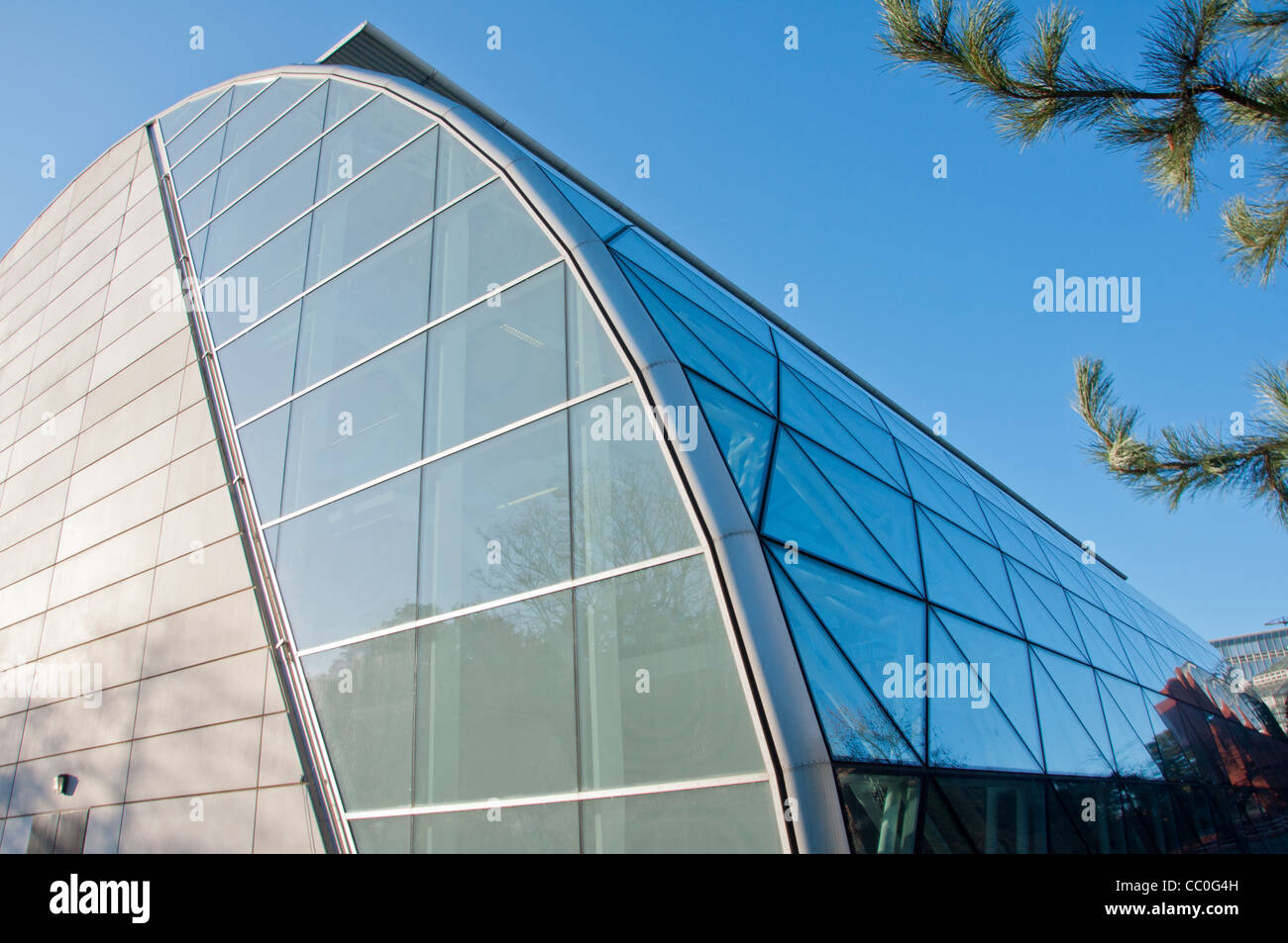 Cambridge University the modern architecture of the Law Faculty building designed by Norman Foster Stock Photo