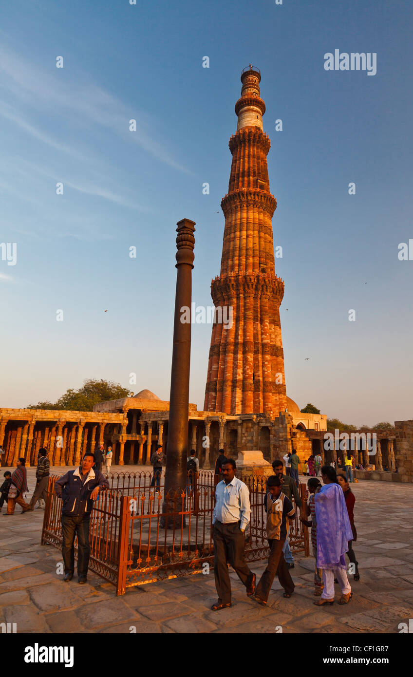 The ion pillar of Delhi (Ashokan pillar) and the Qutb Minar tower in Delhi, India Stock Photo