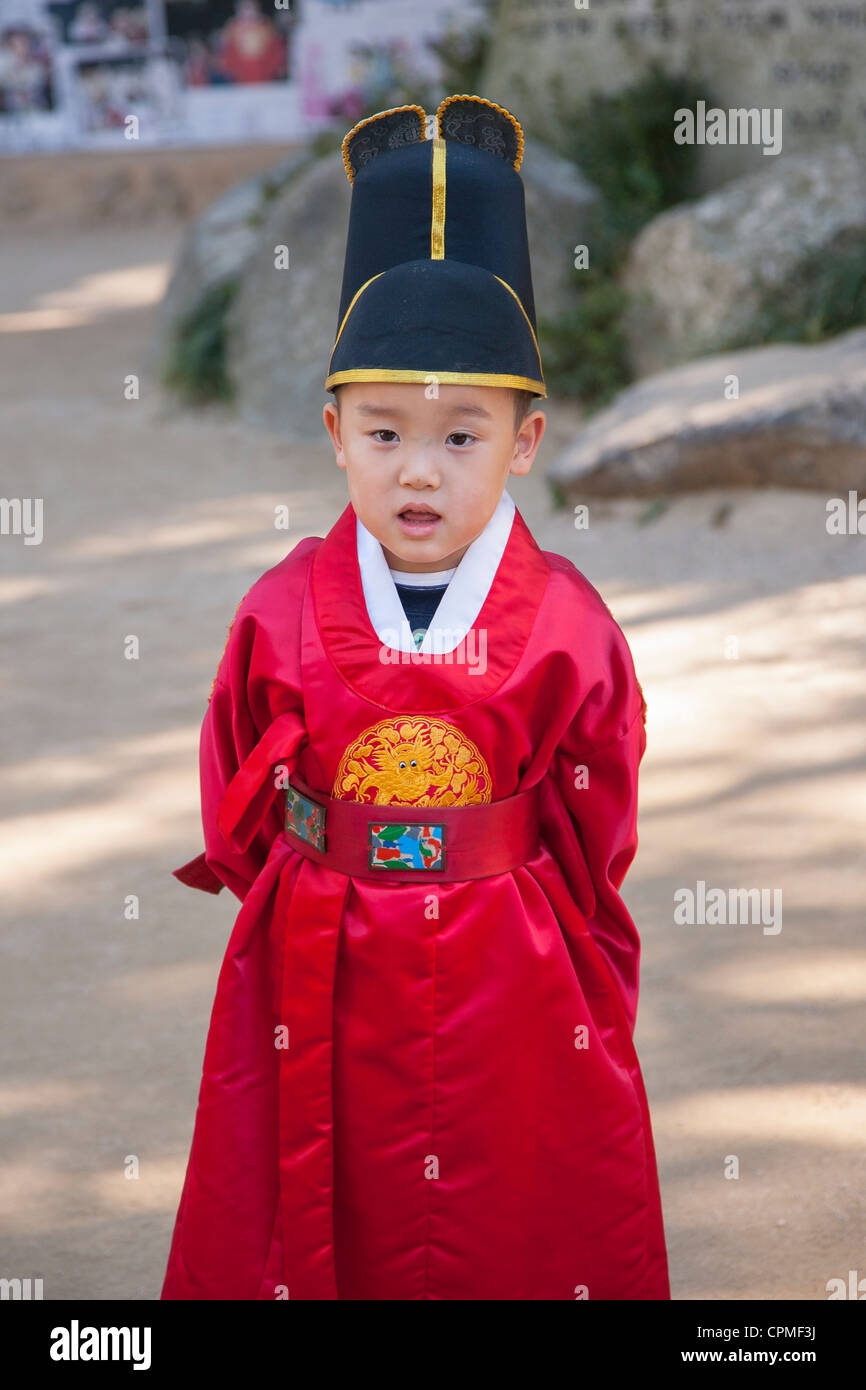 Boy korean traditional clothing hi-res stock photography and images - Alamy