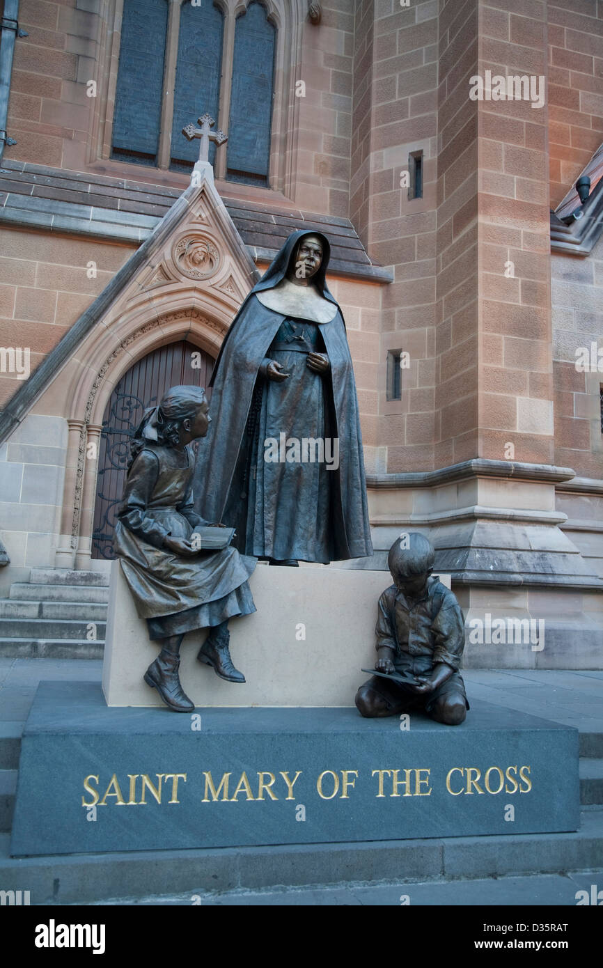 Statute to Saint Mary Helen MacKillop - Australia's first Saint -  on the steps of St Mary's Church Sydney Australia Stock Photo