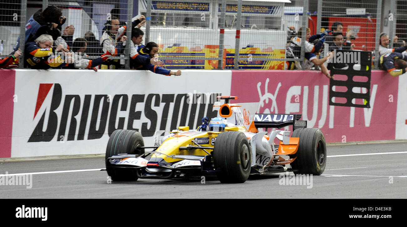 Spanish Formula One driver Fernando Alonso of Renault greets mechanics after winning the Grand Prix of Japan at Fuji Speedway racing circuit near Gotemba, Japan, 12 October 2008. Photo: JENS BUETTNER Stock Photo