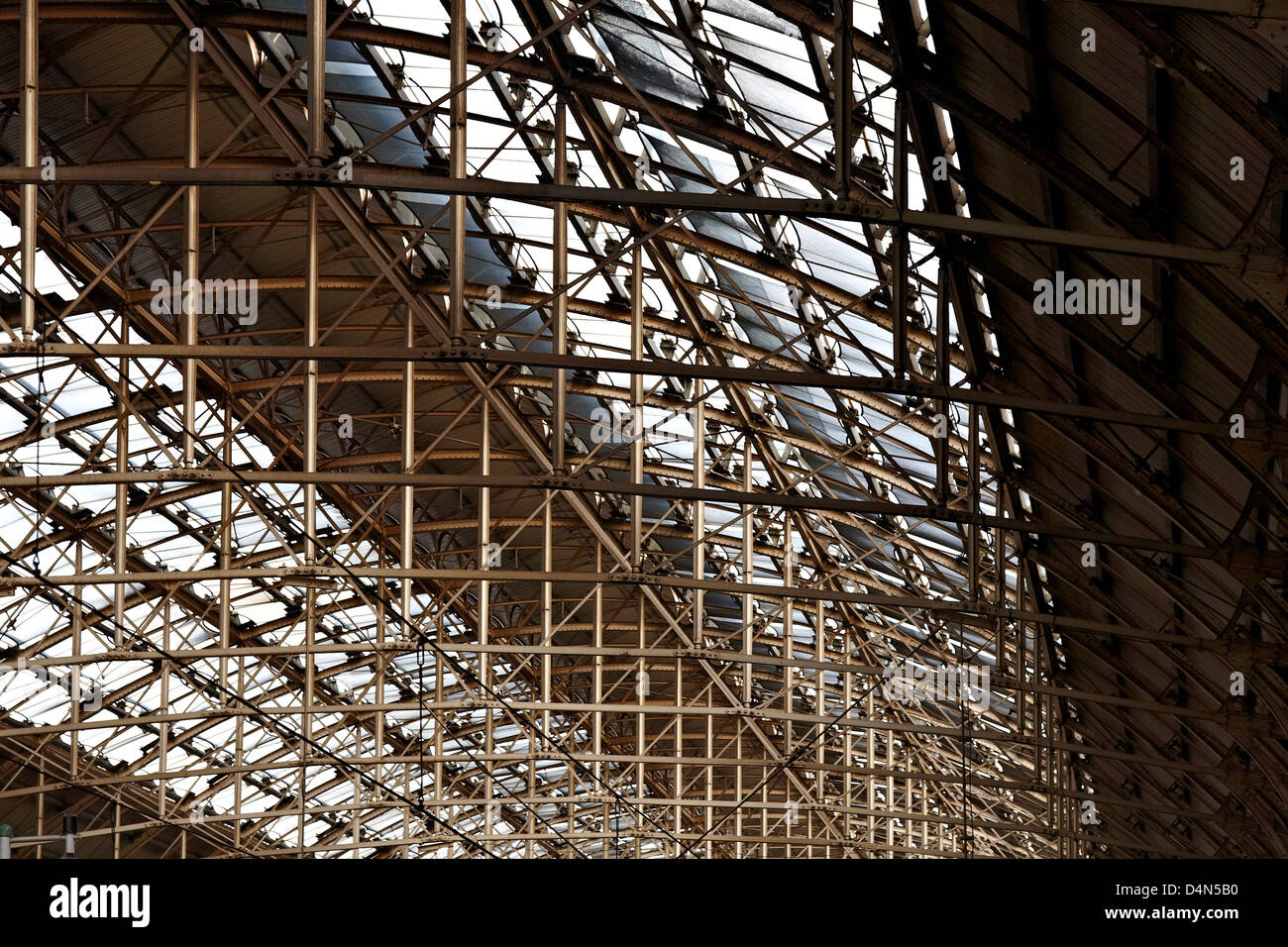 Metal roof structure of Manchester Piccadilly rail station Stock Photo