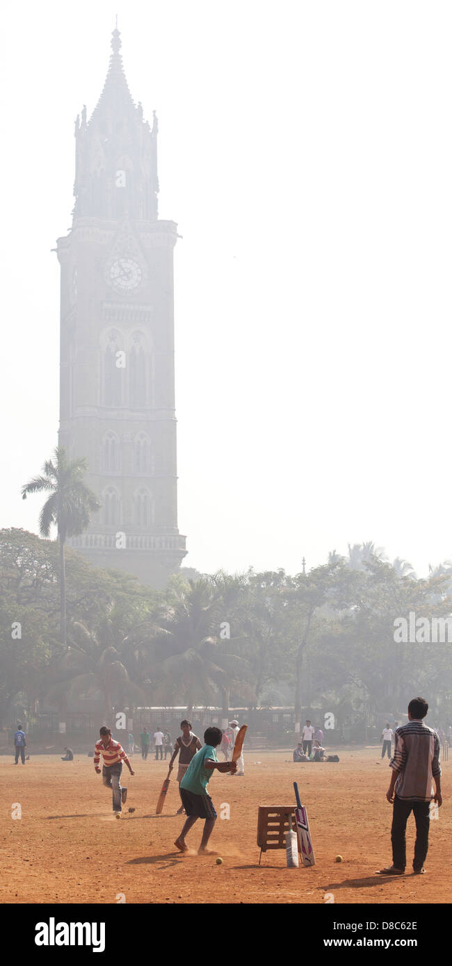 Boys playing cricket at the Oval Maidan in Mumbai, India Stock Photo