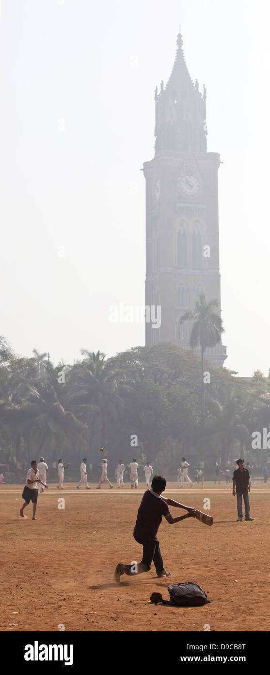 Boys playing cricket at the Oval Maidan in Mumbai, India Stock Photo