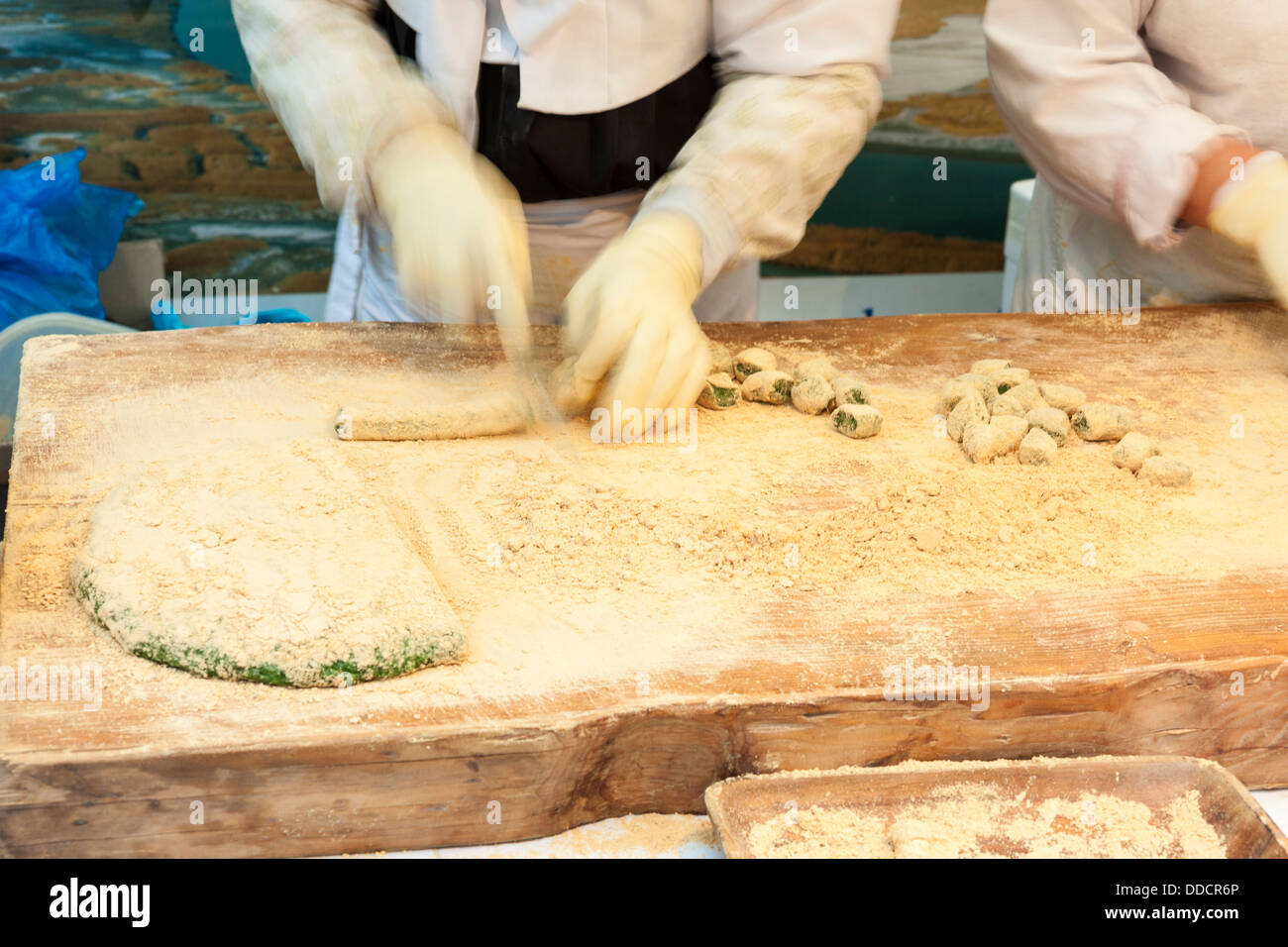 Street vendor cutting injeolmi (tteok) in Seoul, South Korea Stock Photo