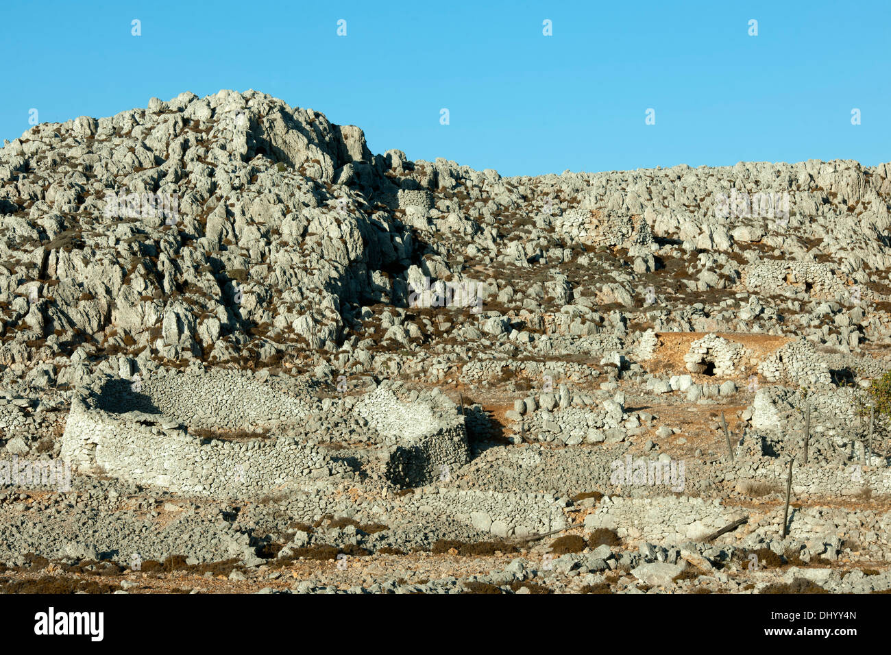 Griechenland, Dodekanes, Insel Chalki, steinige Berglandschaft mit Trockensteinmauern die die Felder umfassten Stock Photo