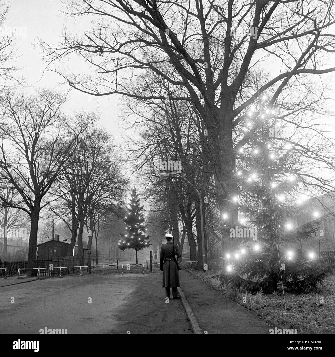 View of the Christmas tree at the inner-German border on Berliner Strasse near Hermsdorf - a Christmas tree is pictured on the West-Berlinian side (r), another one in the Soviet sector, in December 1958. Photo:zbarchiv Stock Photo