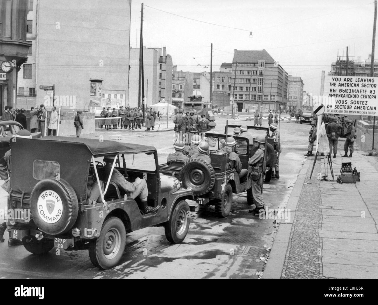 Soldiers of the US Army standing on the West Berlin side and the People's Police of the GDR on the East Berlin side, at checkpoint Friedrichstraße in Berlin on 24th August 1961. From 13th August 1961, the day of the building of the wall, until the fall of Berlin Wall on 9th November 1989 the Federal Republic of Germany and the GDR were split by the 'iron curtain' between west and east. Stock Photo