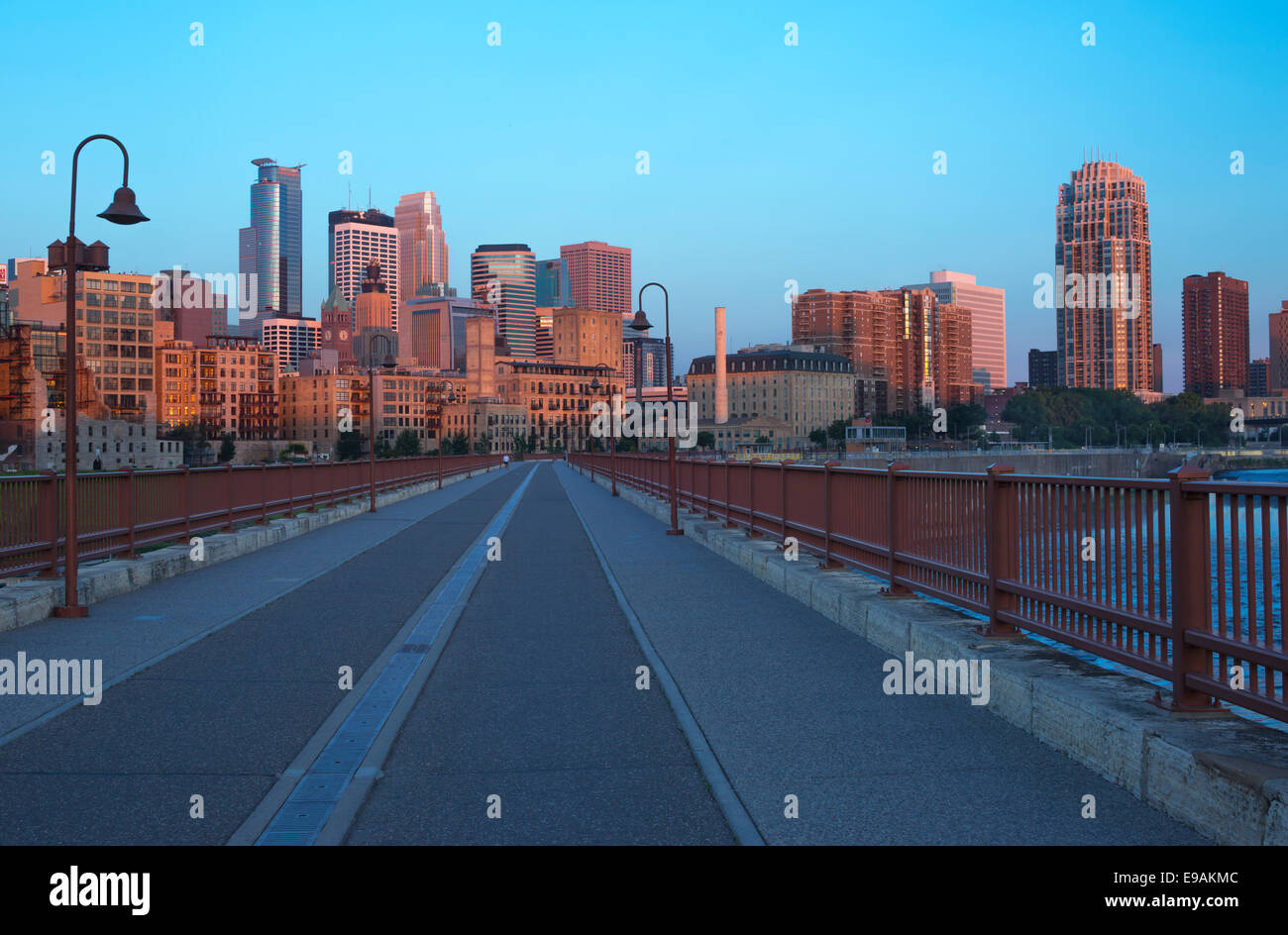 STONE ARCH BRIDGE MISSISSIPPI RIVER MINNEAPOLIS MINNESOTA USA Stock Photo