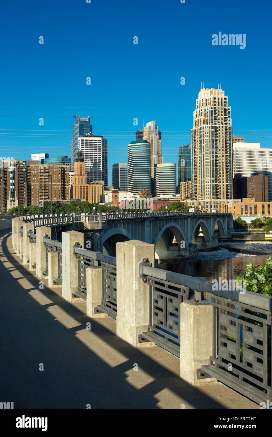 THIRD AVENUE BRIDGE DOWNTOWN SKYLINE MISSISSIPPI RIVER MINNEAPOLIS MINNESOTA USA Stock Photo