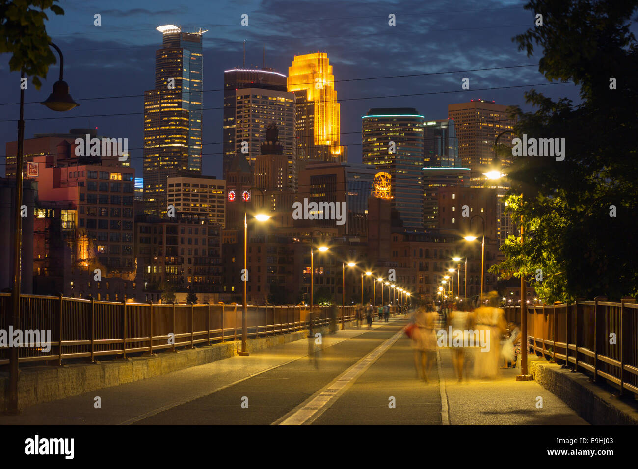 STONE ARCH BRIDGE MISSISSIPPI RIVER MINNEAPOLIS MINNESOTA USA Stock Photo