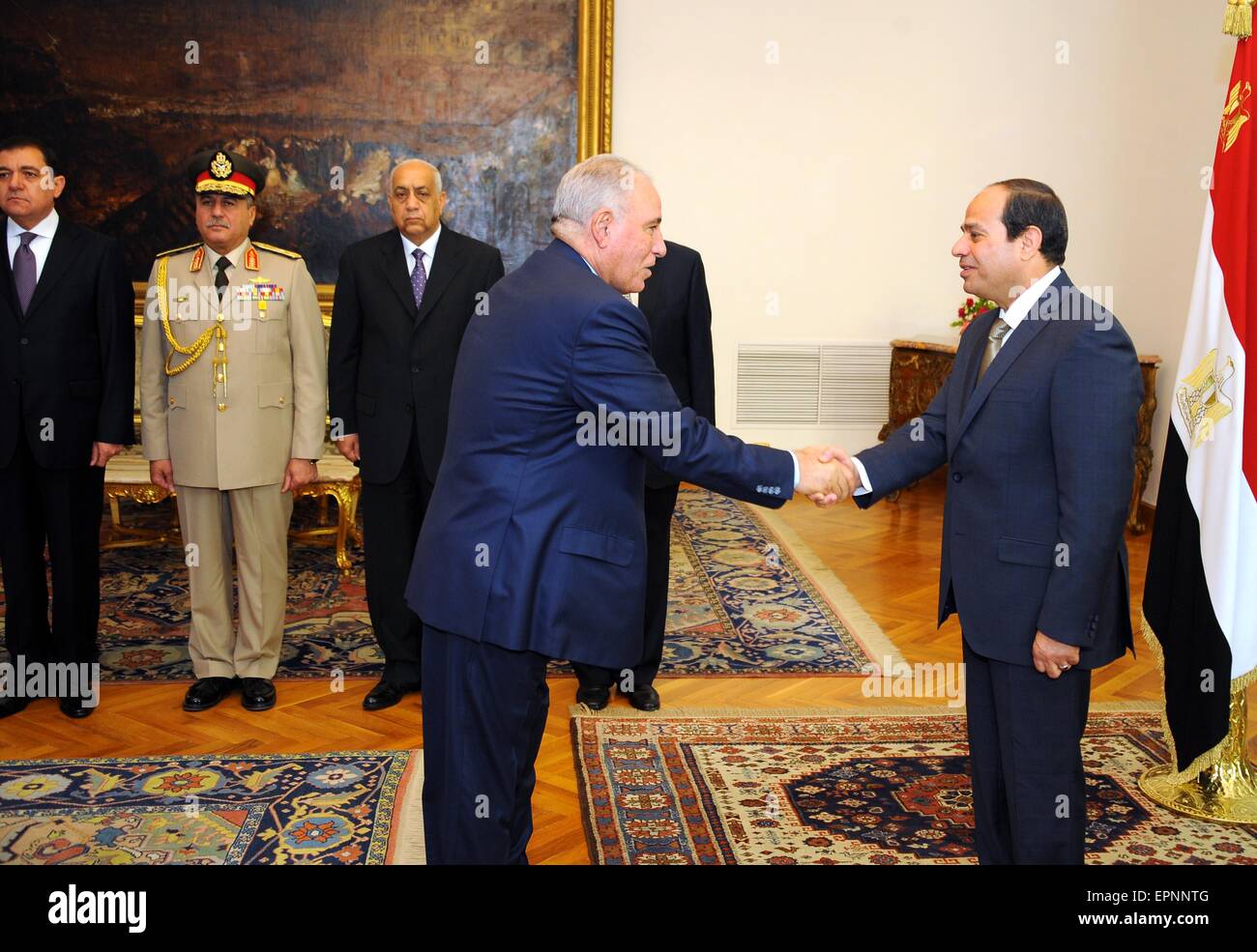 Cairo, Egypt. 20th May, 2015. Photo released by Egypt's state-run news agency MENA shows new appointed Egyptian Justice Minister Ahmed al-Zend (2nd R) shaking hands with President Abdel-Fattah al-Sisi (1st R) at the presidential palace in Cairo, Egypt, on May 20, 2015. Egypt appointed on Wednesday judge Ahmed al-Zend, head of the country's powerful Judges' Club, as justice minister to replace his predecessor who has recently resigned over anti-poor statements regarded by many as 'racist,' official MENA news agency reported. © MENA/Xinhua/Alamy Live News Stock Photo