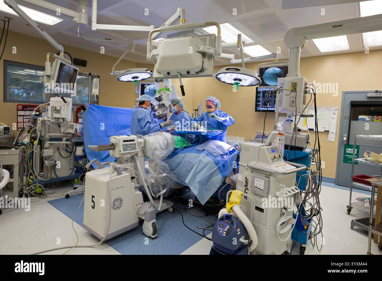 Englewood, Colorado - Dr. Paul Elliott performs minimally invasive lumbar spine surgery on a patient at Swedish Medical Center. Stock Photo