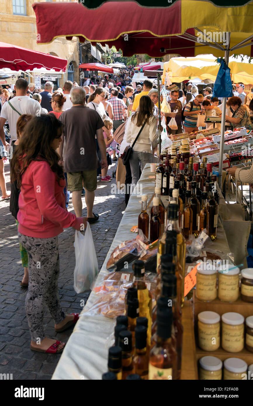 Tourists enjoying market day in Sarlat town square Stock Photo