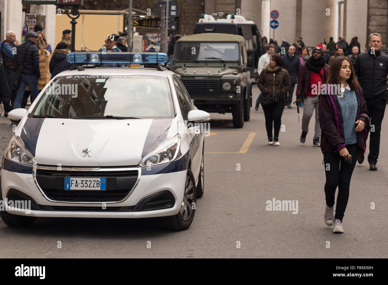 Vatican City, The Vatican. 06th Dec, 2015. Security forces before the inauguration of Jubilee in Saint Peter. Most of the security men are unidentifiable in the crowd Credit:  Francesco Gustincich/Alamy Live News Stock Photo