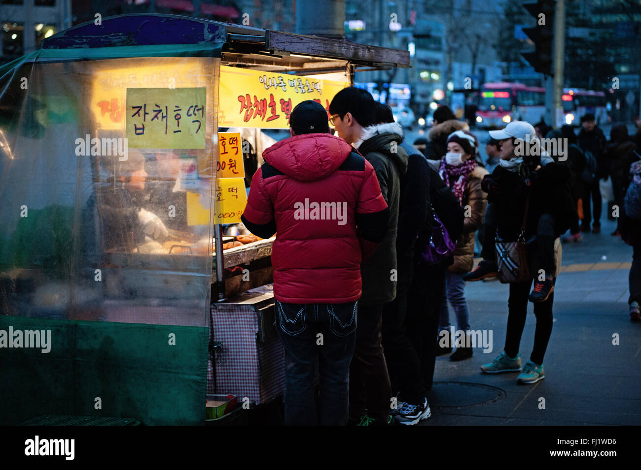 Pedestrians buying snacks in Seoul, Korea Stock Photo