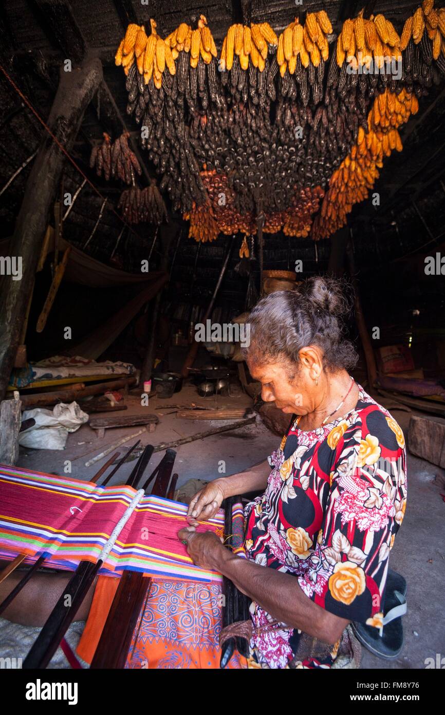 Indonesia, East Nusa Tenggara, West Timor, South Central Timor Regency, Fatumnasi, woman weaving traditional textile in a Timorese tradinional house called Lopo Stock Photo