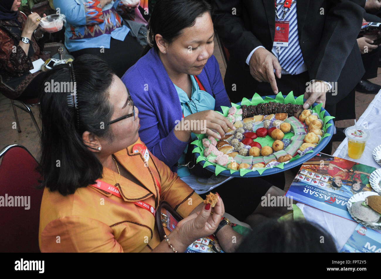 Delegations from many cities in South East Asia enjoyed local food made by Kassi-Kassi Village reidents during ASEAN Mayors Foru Stock Photo