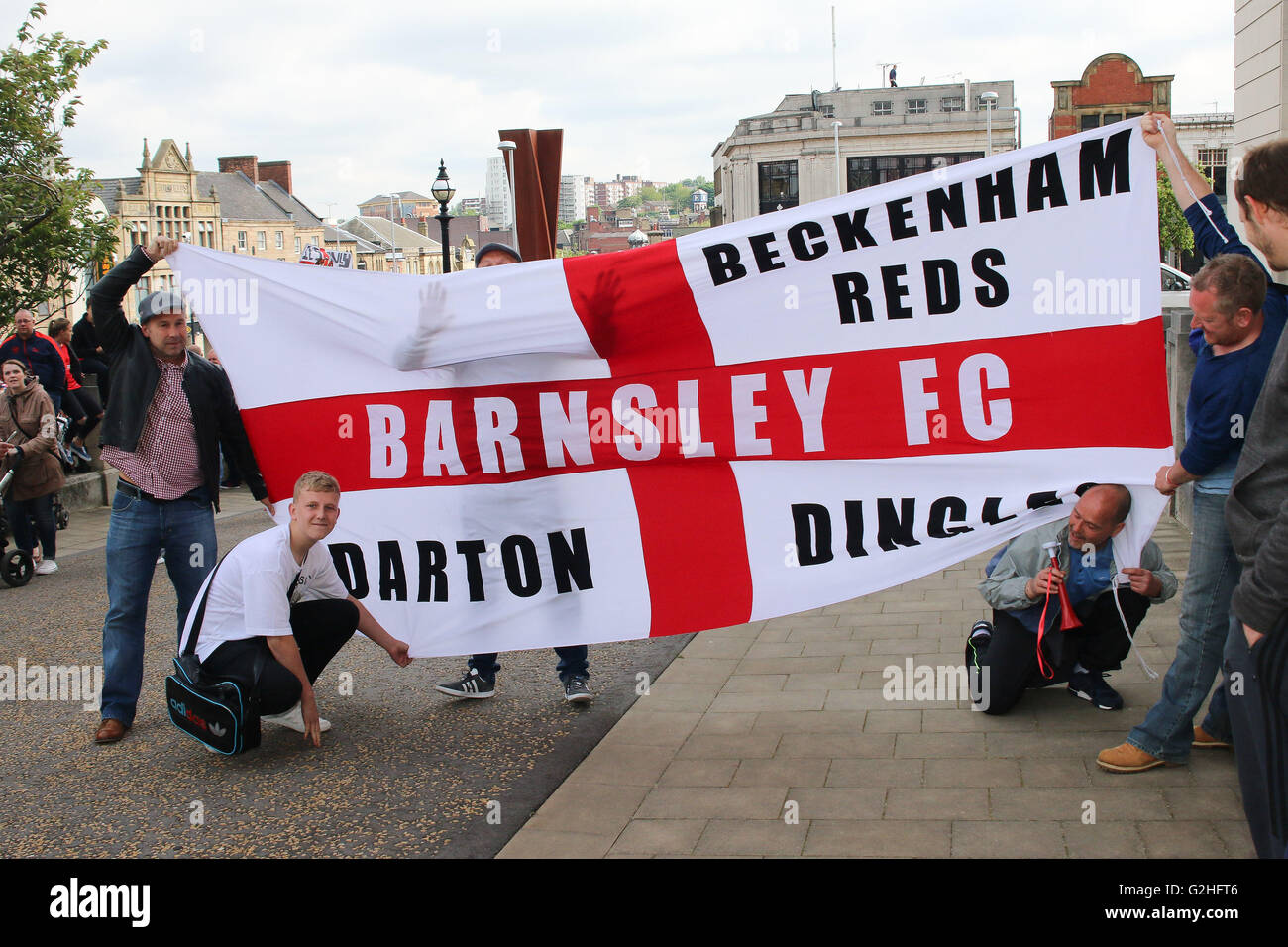 30.05.2016. Barnsley, England. Barnsley FC League One Football  play off  winners celebrations and parade. Barnsley FC Fans outside the Town Hall Stock Photo