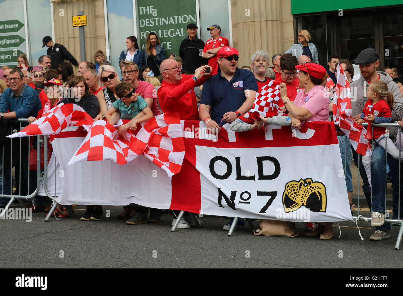 30.05.2016. Barnsley, England. Barnsley FC League One Football  play off  winners celebrations and parade. Barnsley FC Fans outside the Town Hall Stock Photo