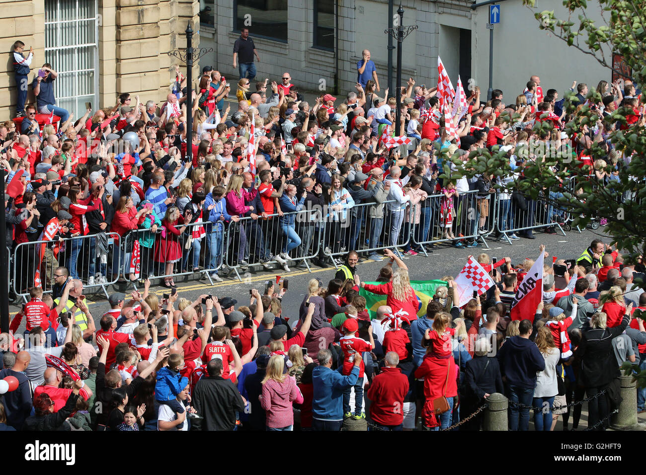 30.05.2016. Barnsley, England. Barnsley FC League One Football  play off  winners celebrations and parade. Barnsley FC Fans Line the Streets outside the Town Hall Stock Photo