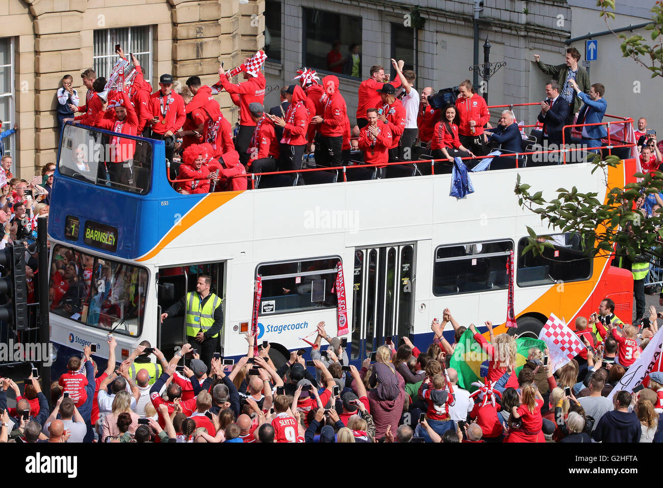 30.05.2016. Barnsley, England. Barnsley FC League One Football  play off  winners celebrations and parade. Barnsley FC Team arrive outside the Town Hall on an open top bus to Thousands of cheering fans Stock Photo