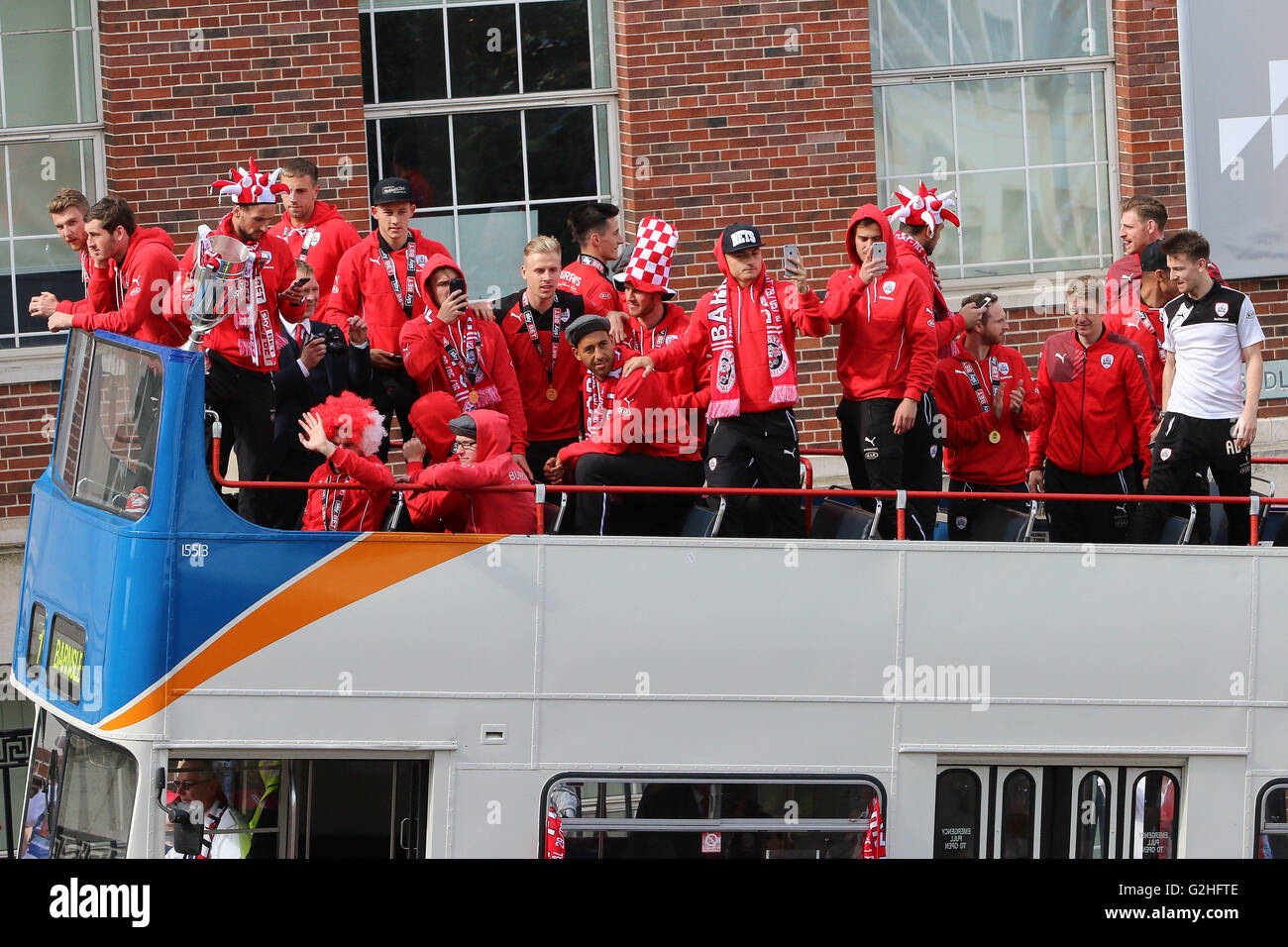 30.05.2016. Barnsley, England. Barnsley FC League One Football  play off  winners celebrations and parade. Barnsley FC Team arrive outside the Town Hall on an open top bus to Thousands of cheering fans Stock Photo