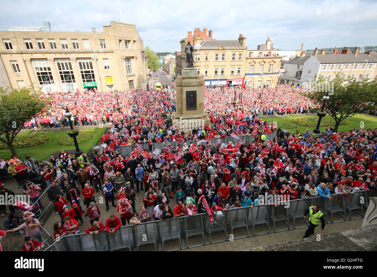 30.05.2016. Barnsley, England. Barnsley FC League One Football  play off  winners celebrations and parade. Thousands of Barnsley FC Fans line the streets outside the Town Hall Stock Photo