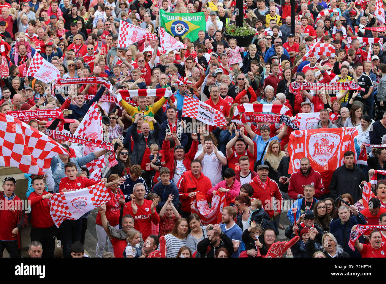 30.05.2016. Barnsley, England. Barnsley FC League One Football  play off  winners celebrations and parade. Thousands of Barnsley FC Fans line the streets outside the Town Hall Stock Photo