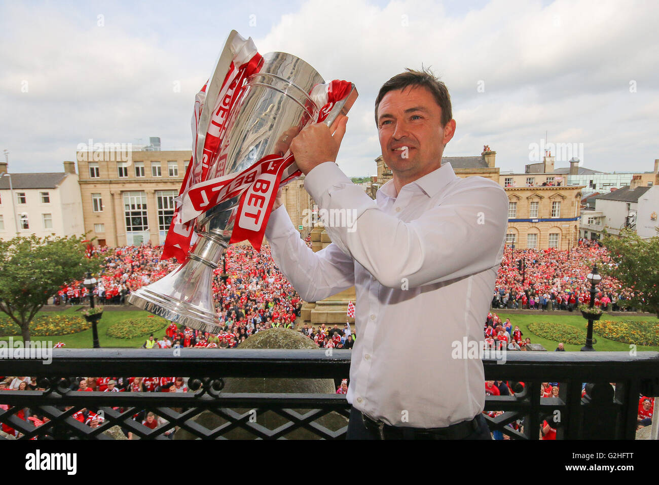 30.05.2016. Barnsley, England. Barnsley FC League One Football  play off  winners celebrations and parade. Barnsley FC Head Coach Paul Heckingbottom lifts the Trophy at the Town Hall Stock Photo