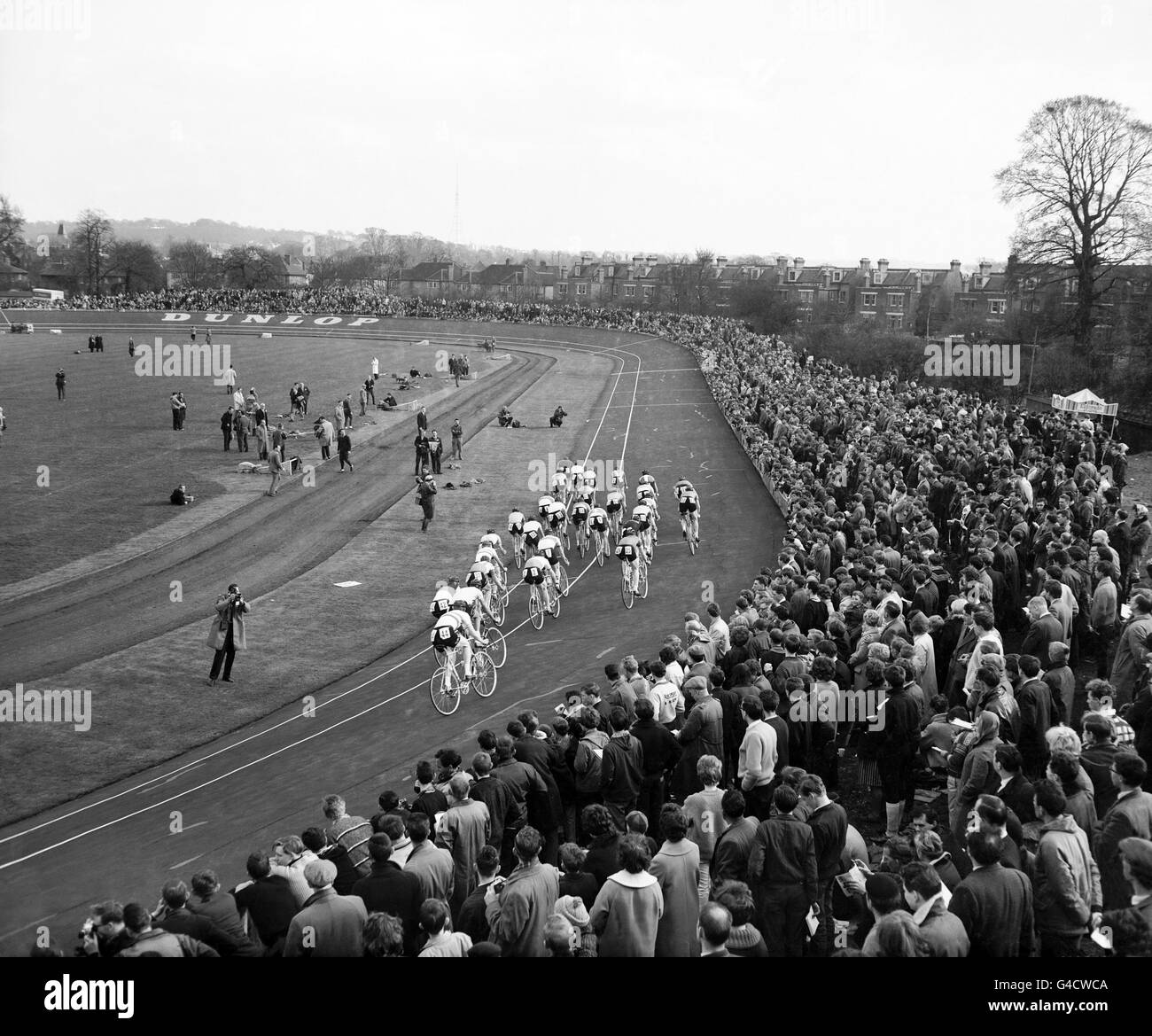 Cycling - Southern Counties Cycling Union International Cycle Racing Festival - Herne Hill. A general view of the Herne Hill track with riders taking part in the Golden Wheel 5 mile International Point to Point. Stock Photo