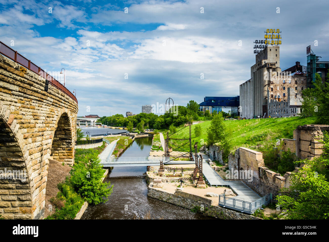 Ruins at Mill Ruins Park and the Stone Arch Bridge, in downtown Minneapolis, Minnesota. Stock Photo