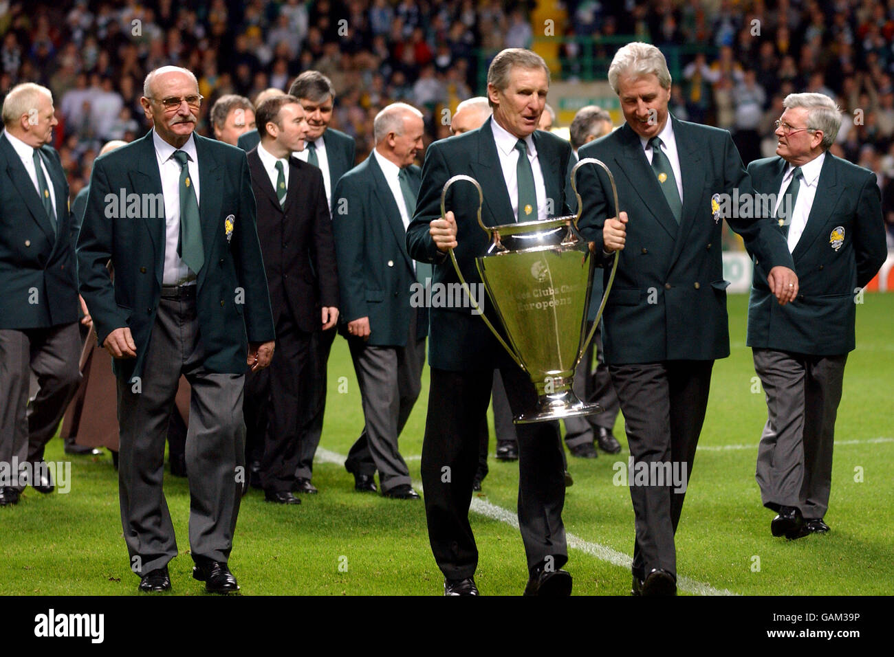 Billy McNeill and the rest of the Lisbon Lions parade the European Cup around the pitch that they won for Celtic in 1967 Stock Photo