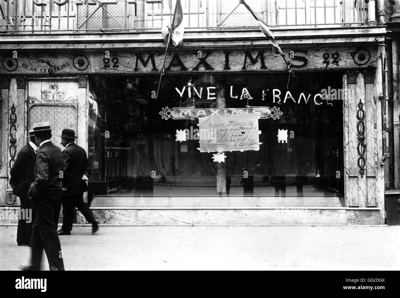 Patriotic inscriptions on the Restaurant Maxim's' facade August 1914 France - World War I Stock Photo