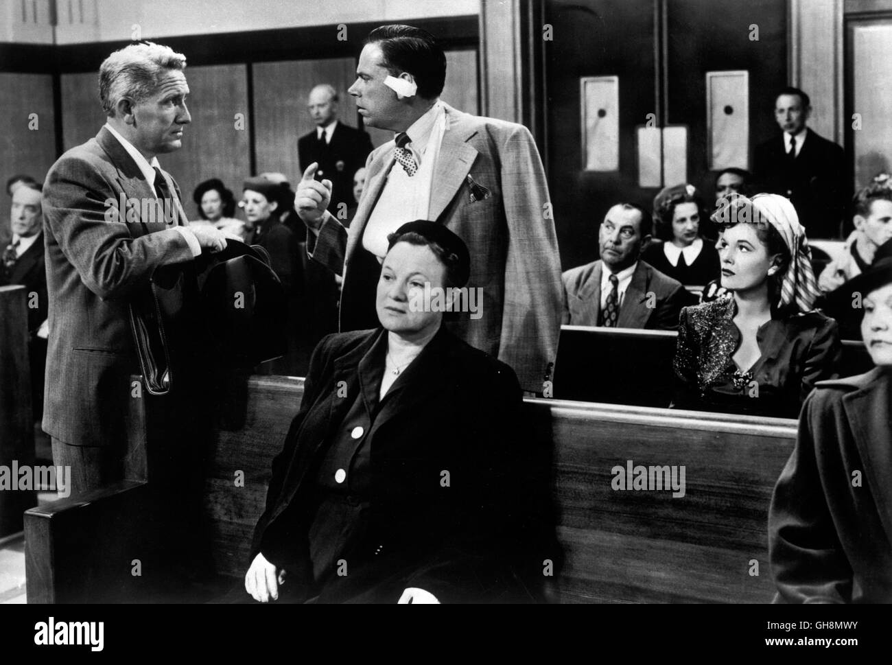 EHEKRIEG Adams Rib USA 1949 / George Cukor Szene mit SPENCER TRACY (Adam Bonner), TOM EWELL (Warren Attinger), JUDY HOLLIDAY (Doris Attinger) Regie: George Cukor aka. Adam's Rib Stock Photo