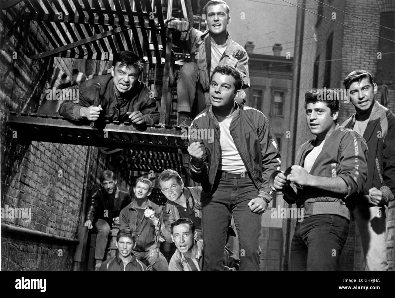 WEST SIDE STORY West Side Story USA 1961 Jerome Robbins, Robert Wise Die 'Jets' mit ihrem Anführer Riff (RUSS TAMBLYN, Mitte). Film, Fernsehen, Muscial, Drama, 60er Regie: Jerome Robbins, Robert Wise aka. West Side Story Stock Photo