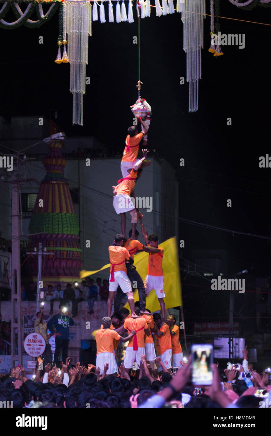 Human pyramid breaking dahi handi on janmashtami festival, Pune Stock Photo