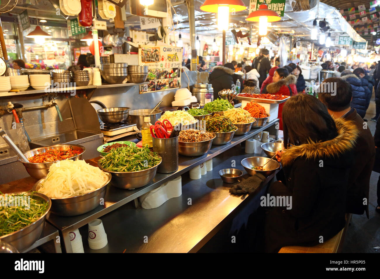 Food stalls at night at Gwangjang Market in Jongro, Seoul, Korea Stock Photo