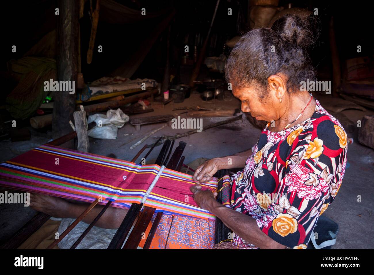 Indonesia, East Nusa Tenggara, West Timor, South Central Timor Regency, Fatumnasi, woman weaving traditional textile in a Timorese tradinional house called Lopo Stock Photo