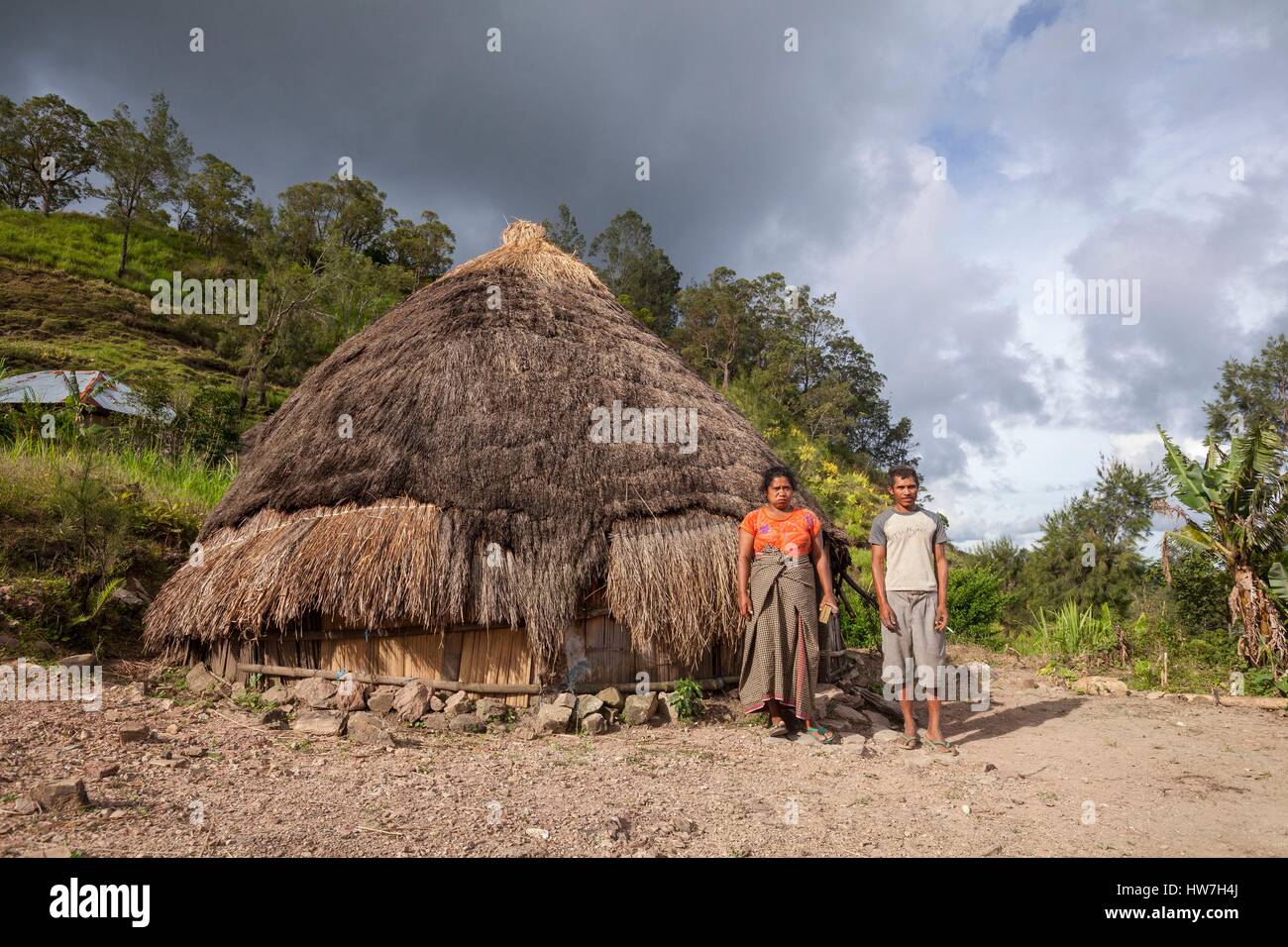 Indonesia, East Nusa Tenggara, West Timor, South Central Timor Regency, Fatumnasi, couple in front of his Timorese tradinional house called Lopo Stock Photo